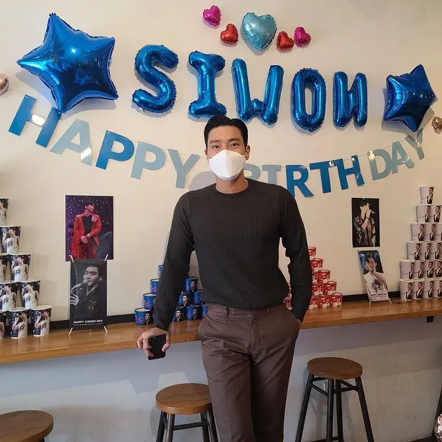 Momen Perayaan Ulang Tahun Siwon Choi yang Ke-35, Dapat Banyak Hadiah. (Sumber: Instagram/siwonchoi)