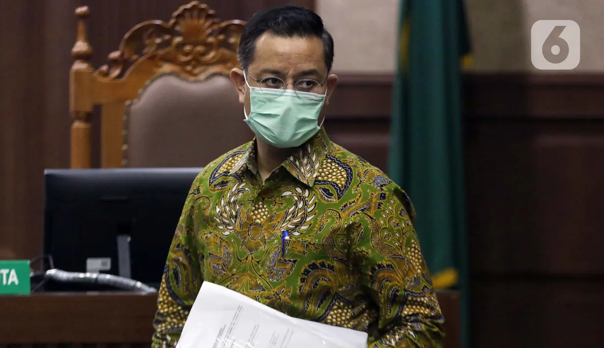 Terdakwa kasus korupsi Bantuan Sosial (Bansos) Covid-19 yang juga mantan Menteri Sosial Juliari Batubara saat jeda sidang di Pengadilan Tipikor, Jakarta, Senin (10/5/2021). Sidang lanjutan tersebut beragendakan mendengar keterangan empat orang saksi. (Liputan6.com/Helmi Fithriansyah)