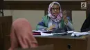 Mantan Kepala BPKAD Kota Kendari, Fatmawati Faqih saat menjalani sidang lanjutan di Pengadilan Tipikor, Jakarta, Rabu (8/8). Fatmawati Faqih merupakan terdakwa suap pengadaan barang dan jasa di Pemkot Kendari. (Liputan6.com/Helmi Fithriansyah)