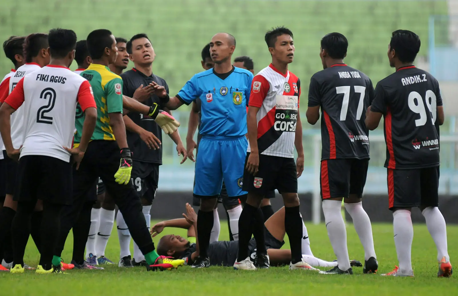 Keributan sering mewarnai PSBK vs Persewangi di Stadion Kanjuruhan, Malang, Selasa (10/10/2017). (Bola.com/Iwan Setiawan)