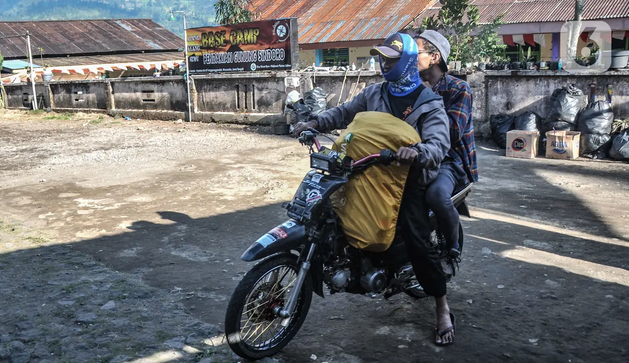 Seorang anggota Jekpass saat mengantarkan pendaki di basecamp pendakian Gunung Sindoro via Alang-alang Sewu, Desa Kertek, Wonosobo, Senin (13/9/2021). Jekpass saat ini memiliki sekitar 40 anggota ojek yang telah terbentuk pada 4 tahun silam. (merdeka.com/Iqbal S Nugroho)