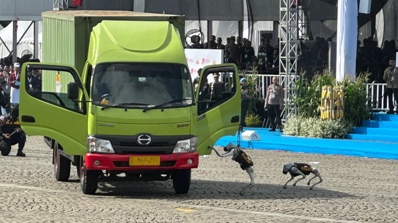 Atraksi teknologi robot anjing K9 dalam puncak acara Hari Ulang Tahun (HUT) ke-79 Bhayangkara di Monumen Nasional (Monas), Jakarta Pusat.