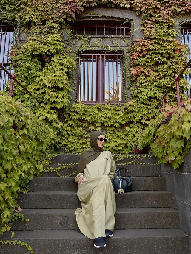 Potret Paula Verhoeven Pakai Outfit Serba Hijau. (instagram/paula_verhoeven)