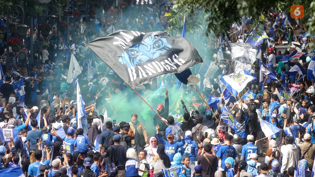 Foto: Euforia Bobotoh dan Pemain Persib Bandung Saat Pawai Juara BRI Liga 1