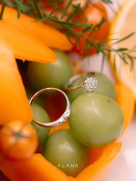 Ukuran berlian yang dipilih menciptakan kesan timeless dan feminin tanpa ornamen berlebihan. Seolah bercerita tentang keseimbangan dalam cinta Brisia Jodie dan Jonathan Alden [@brisiajodie96]