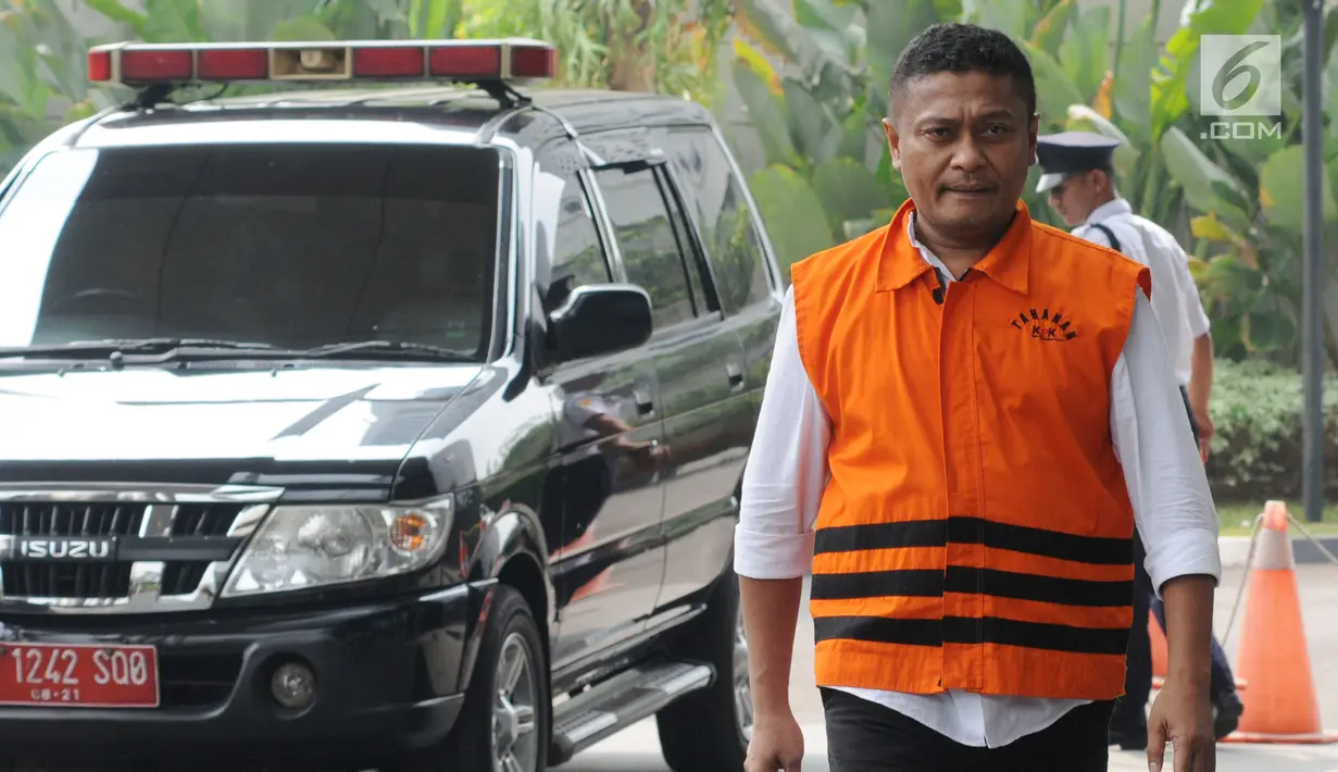 Bupati Buton Selatan nonaktif Agus Feisal saat akan menjalani pemeriksaan lanjutan di Gedung KPK, Jakarta, Senin (9/7). Agus tampak mengenakan rompi tahanan KPK. (Merdeka.com/Dwi Narwoko)