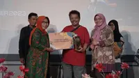 Bupati Tegal Umi Azizah menyerahkan 13 Anugerah Festival Film Tegal (FFT) 2023.