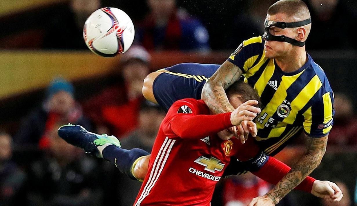 Pemain Manchester United, Wayne Rooney, berduel dengan pemain Fenerbahce, Martin Skrtel (atas), dalam laga Grup A Liga Europa di Stadion Old Trafford, Manchester, Jumat (21/10/2016). (Reuters/Phil Noble)