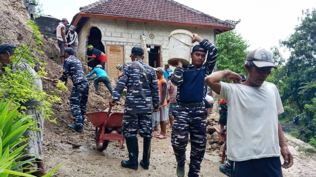 FOTO: Karya Bakti TNI Bantu Penanganan Longsor di Nusa Penida