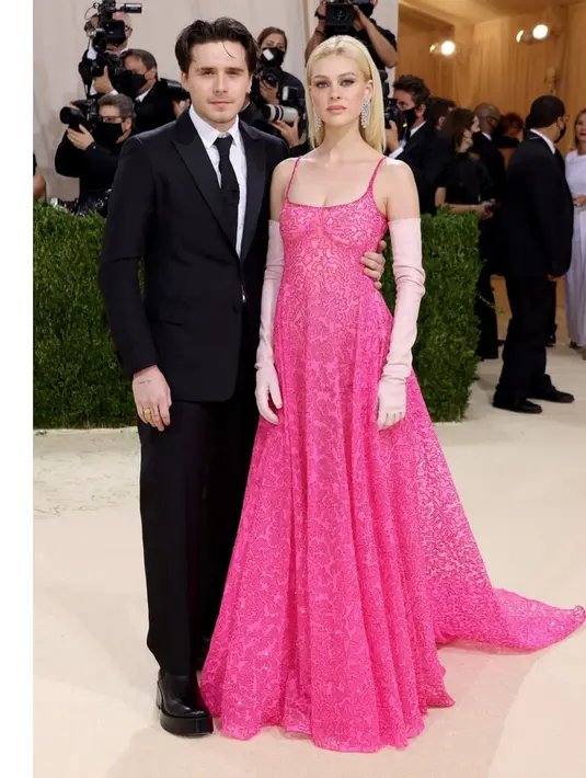 Bersanding dengan Brooklyn Becham, Nicola Peltz mengenakan gaun minimalis dari Maison Valentino, lengkap dengan sarung tangan bernuansa senada. (Foto: Instagram/ estopnewsok).