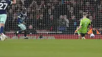 Blunder kiper Arsenal, Aaron Ramsdale memudahkan Yoane Wissa mencetak gol dalam laga lanjutan Premier League di Emirates Stadium, Minggu (10/3/2024) dini hari WIB. (AP Photo/Frank Augstein)