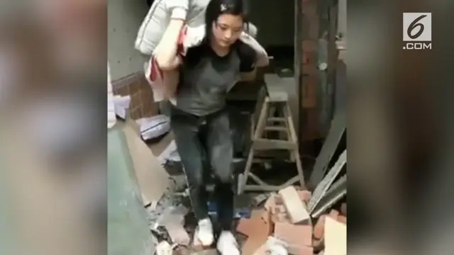 VIDEO: Kisah Wanita Cantik Bekerja Sebegai Kuli Bangunan