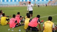 Pelatih Persela, Aji Santoso, merekomendasikan Dio Permana dan Guntur Triaji tanpa seleksi. (Bola.com/Aditya Wany)