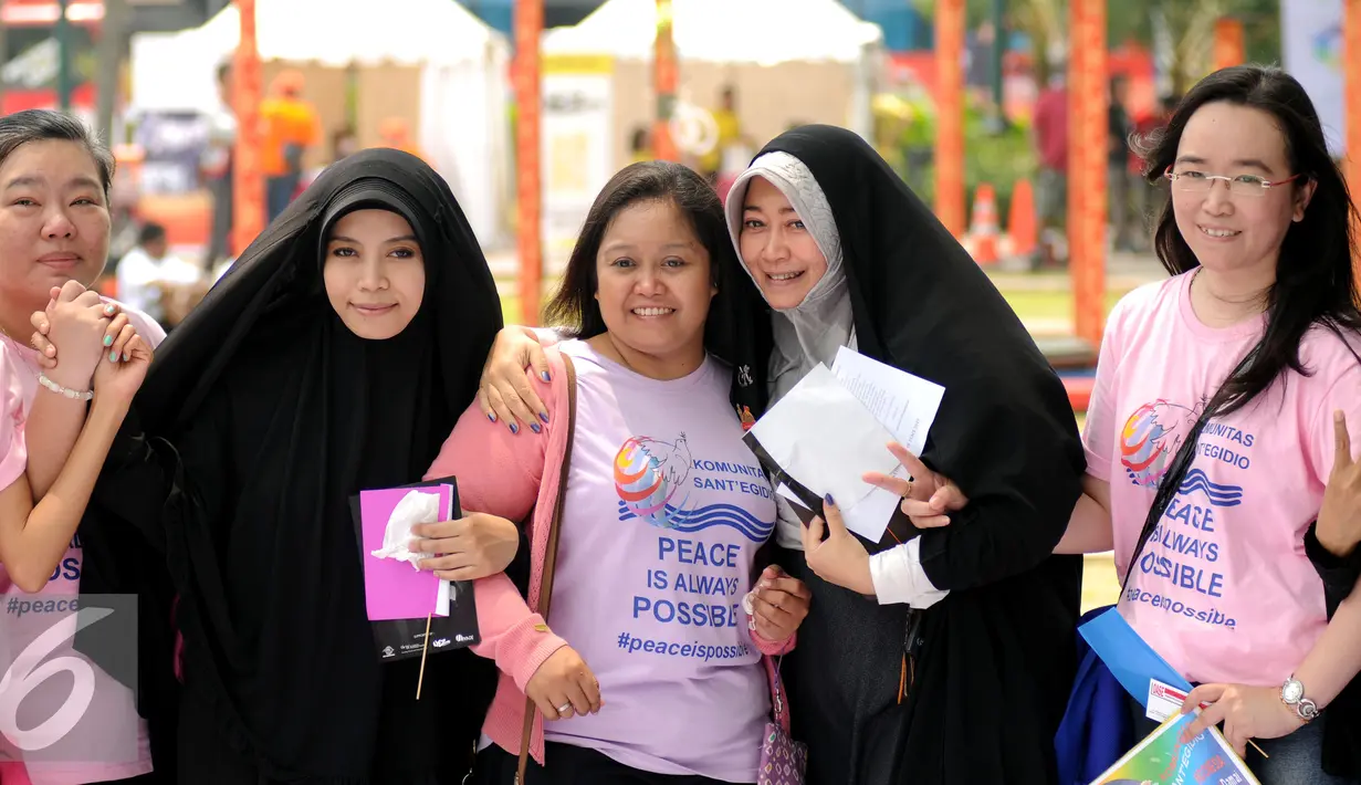 Beragam komunitas bersatu saat perayaan Hari Perdamaian Internasional di Balai Kota Jakarta, Minggu (20/9/2015). Perayaan tersebut diiringi dengan pembacaan Deklarasi Gerakan Perdamaian. (Liputan6.com/Helmi Fithriansyah)