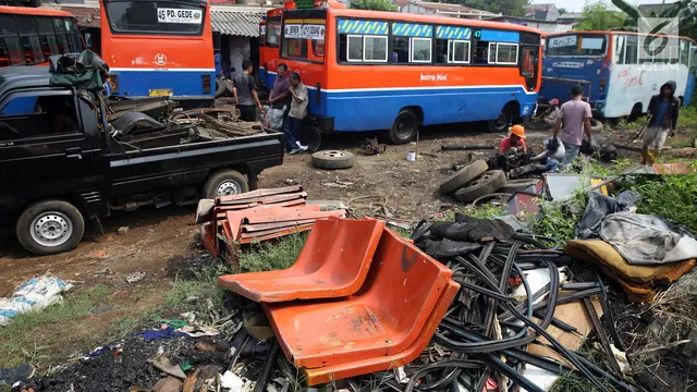 Dijual ke Pengepul, Begini Proses Pemotongan Bangkai Metromini
