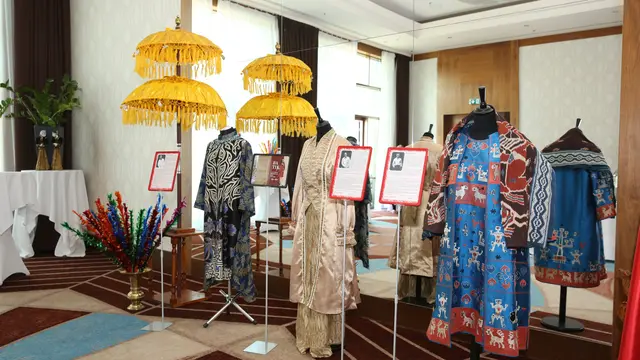 Busana batik dipamerkan pada perhelatan Slovakia-Indonesia Fashion Day di Bratislava, Slowakia (16/9/2019) (Liputan6.com/KBRI Slowakia)