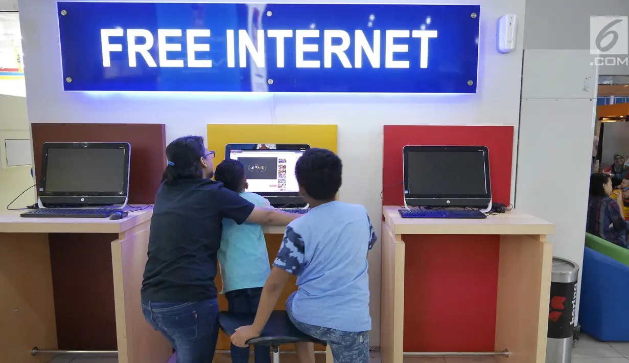 Penumpang menggunakan layanan internet gratis yang tersedia di Bandara Sultan Syarif Kasim II Pekanbaru, Riau, Rabu (9/5). Bandara Sultan Syarif Kasim II menerapkan tiga bahasa yang dipakai sebagai pengantar informasi. (Liputan.com/Herman Zakharia)