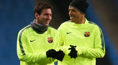 Lionel Messi dan Adriano saat latihan di Etihad Stadium, Inggris, Selasa (24/2/2015). Manchester City akan menjamu Barcelona di leg pertama Liga Champion di Etihad Stadium pada Rabu (25/2/2015).(Reuters/Carl Recine)