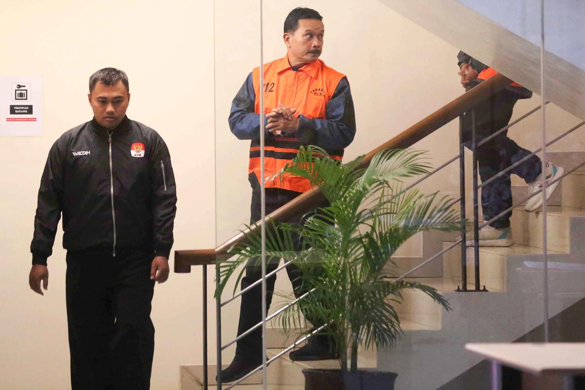 FOTO: KPK Tahan Wali Kota Madiun Maidi Terkait Dugaan Korupsi Dana CSR