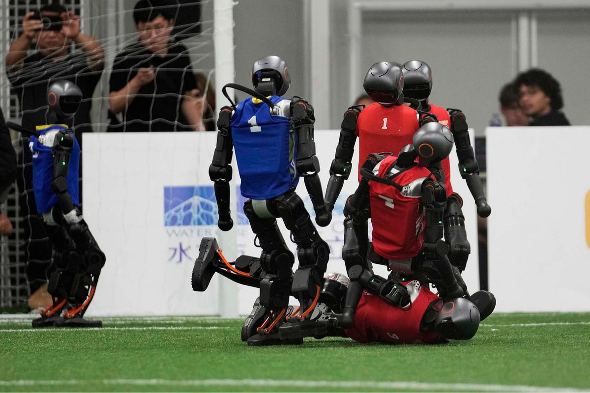 FOTO: Aksi Seru Robot Humanoid Main Bola Jelang World Humanoid Robot Games 2025
