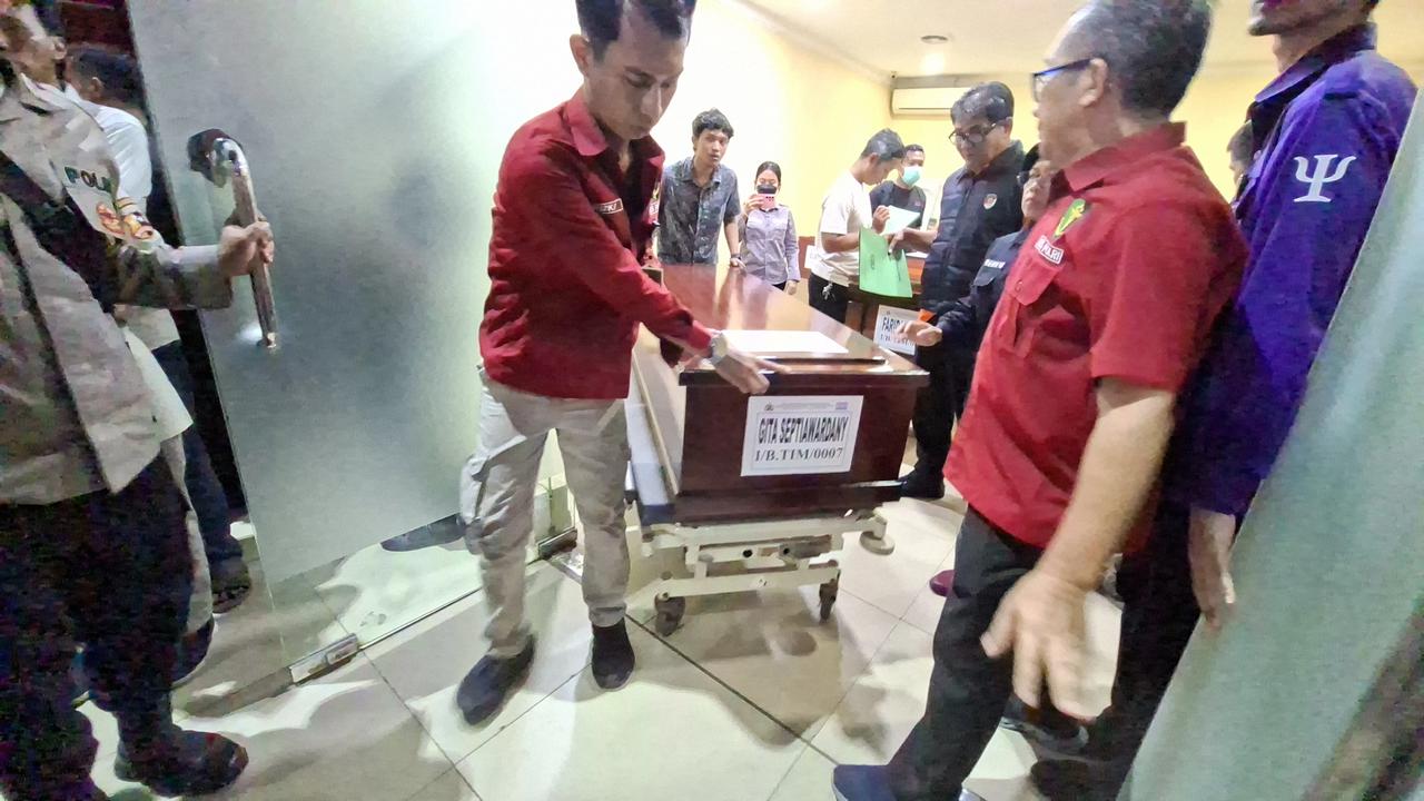 Momen Tangisan Keluarga Pecah hingga Hampir Pingsan saat Penyerahan Jenazah Korban Tragedi Bekasi