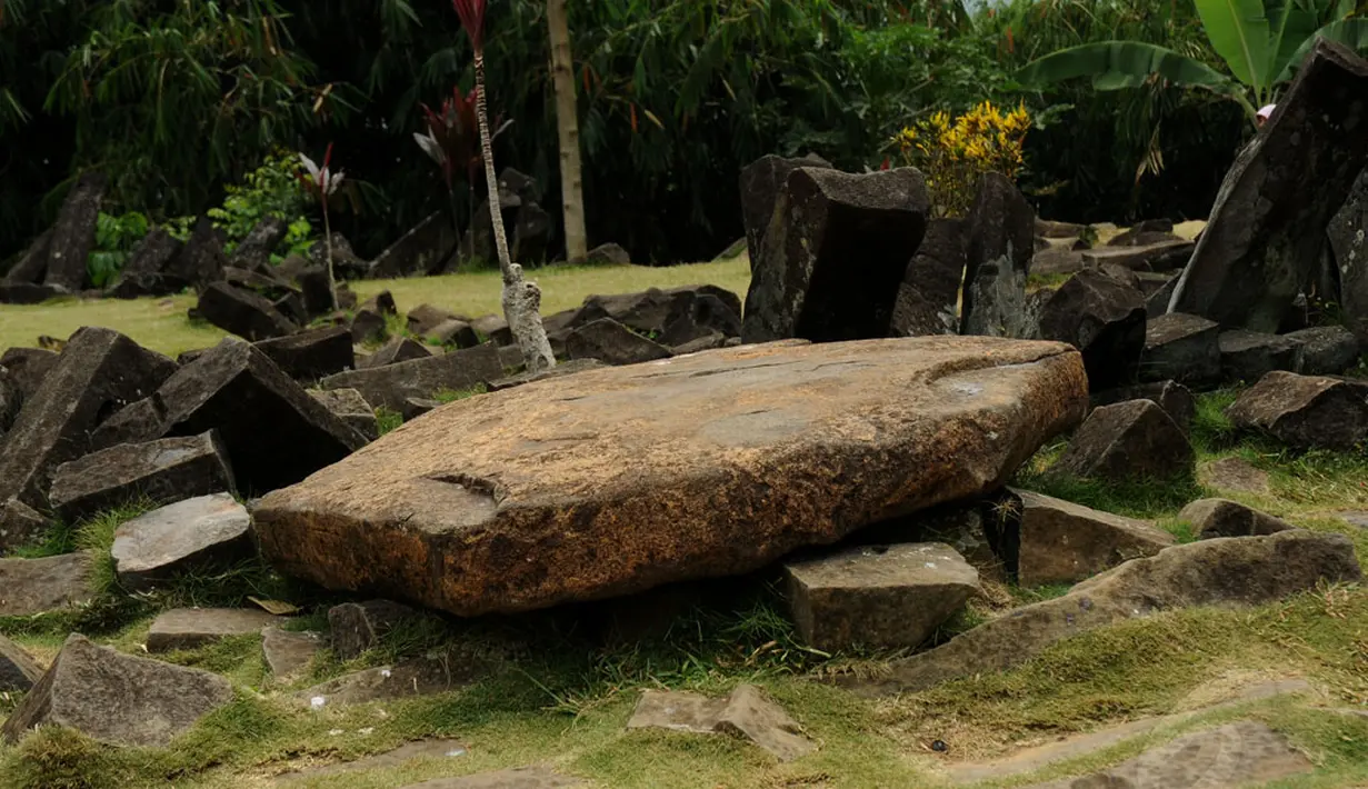 Sebuah batu pipih besar terdapat di teras pertama Situs megalitikum Gunung Padang di Kampung Cimanggu, Cianjur, Jawa Barat, (20/9/2014). (Liputan6.com/Helmi Fithriansyah)