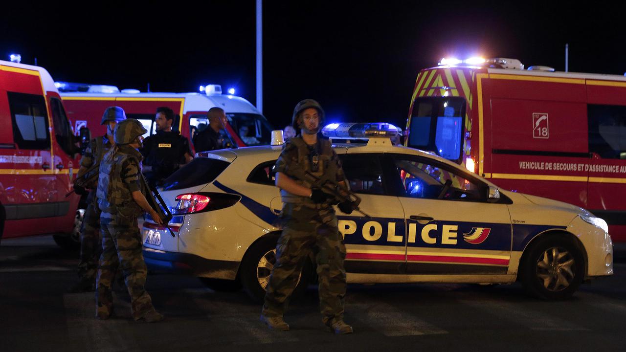 Polisi berjaga di lokasi serangan truk di Nice, Paris. (Reuters)