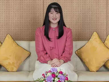 Putri Aiko, yang merayakan ulang tahunnya yang ke-18 pada tanggal 1 Desember 2019 tersenyum saat foto di kediamannya di Tokyo, Jepang, (25/11/2019). Putri Aiko adalah anak tunggal dari Kaisar Naruhito dan Permaisuri Masako. (Imperial Household Agency of Japan via AP)