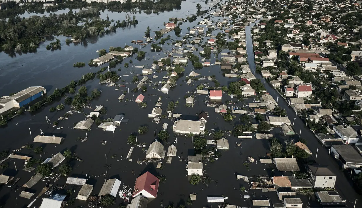 Jalanan tergenang air di Kherson, Ukraina, Rabu, 7 Juni 2023 setelah bendungan Kakhovka jebol. Warga Ukraina selatan, beberapa di antaranya bermalam di atap rumah, bersiap menghadapi banjir di hari kedua pada Rabu (7/6) karena pihak berwenang memperingatkan bahwa jebolnya bendungan Sungai Dnieper akan terus mengeluarkan air yang terpendam dari waduk raksasa. (AP Photo/Libkos)