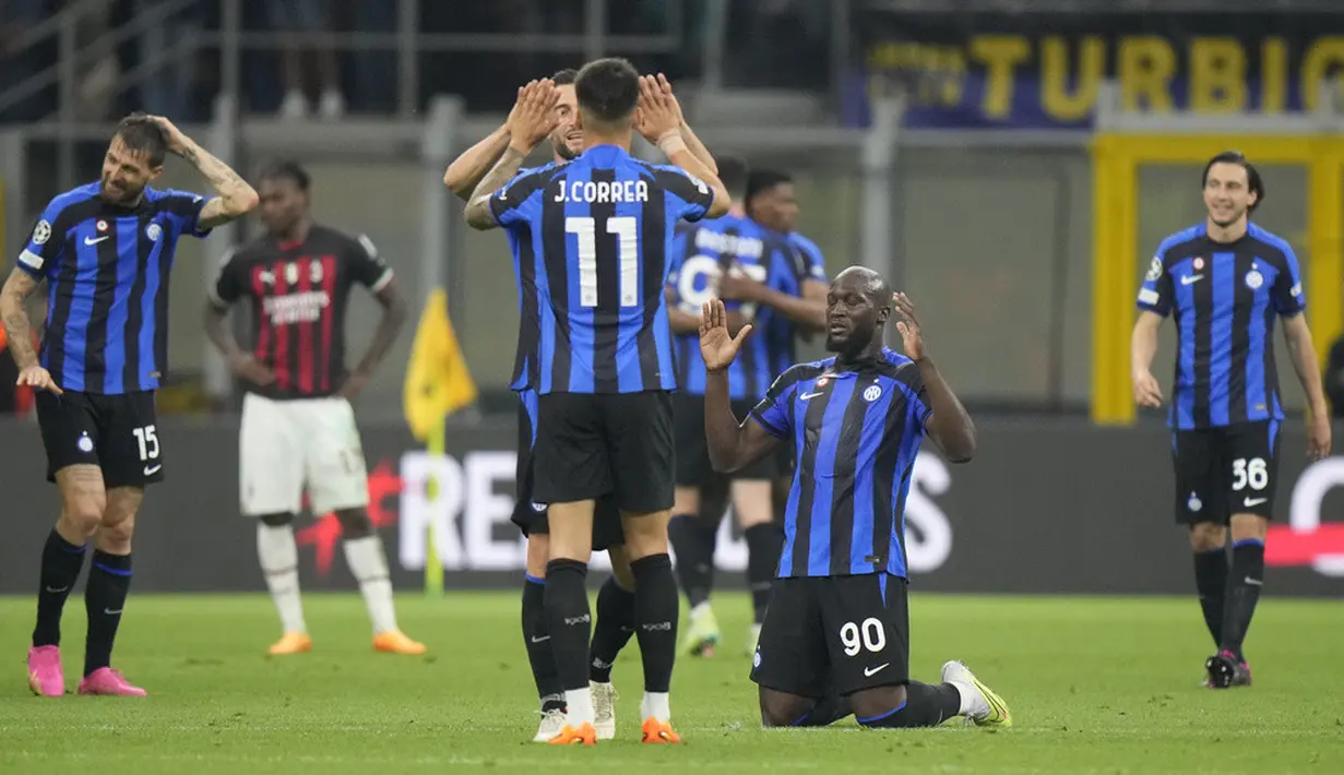 <p>Demi menajamkan lini serang pada babak kedua, Inter memainkan Romelu Lukaku dan Robin Gosens selepas sejam laga berjalan. Masuknya Lukaku membuat permainan di depan semakin hidup. (AP Photo/Luca Bruno)</p>