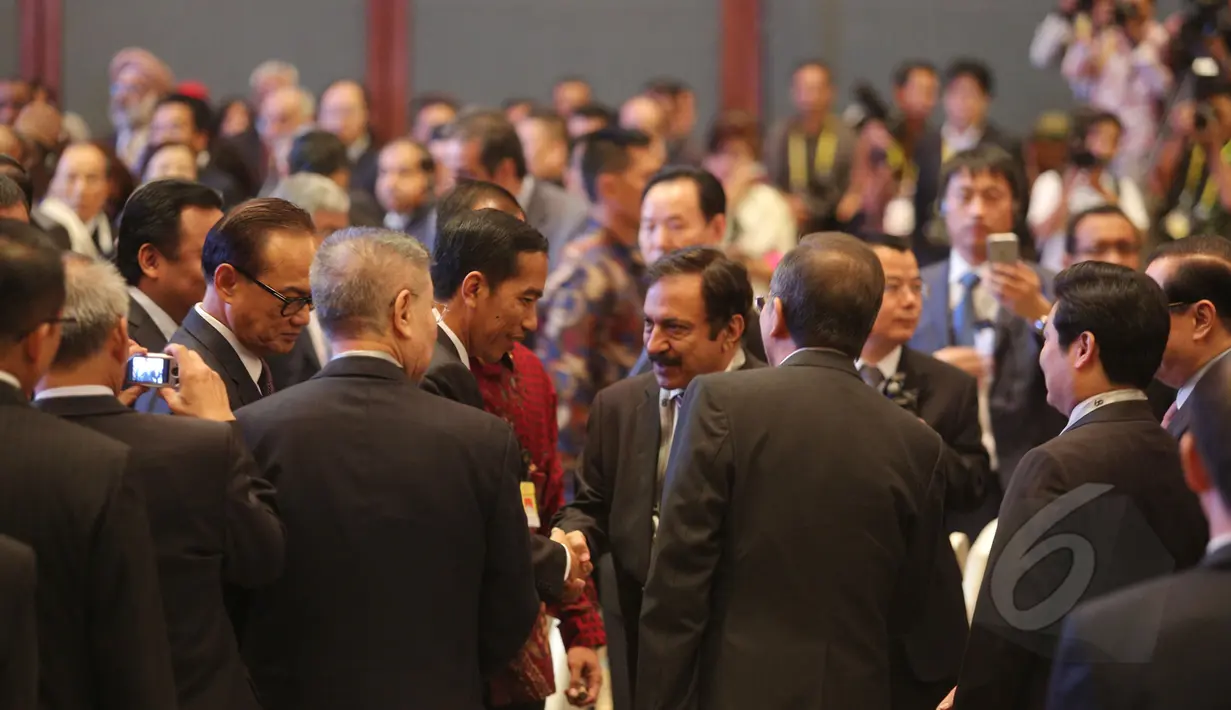 Presiden Joko Widodo (tengah) berjabat tangan dengan delegasi usai membuka Asian-African-Business Summit yang merupakan rangkaian peringatan ke-60 Konferensi Asia Afrika di Jakarta Convention Centre, Selasa (21/4/2015). (Liputan6.com/Herman Zakharia)