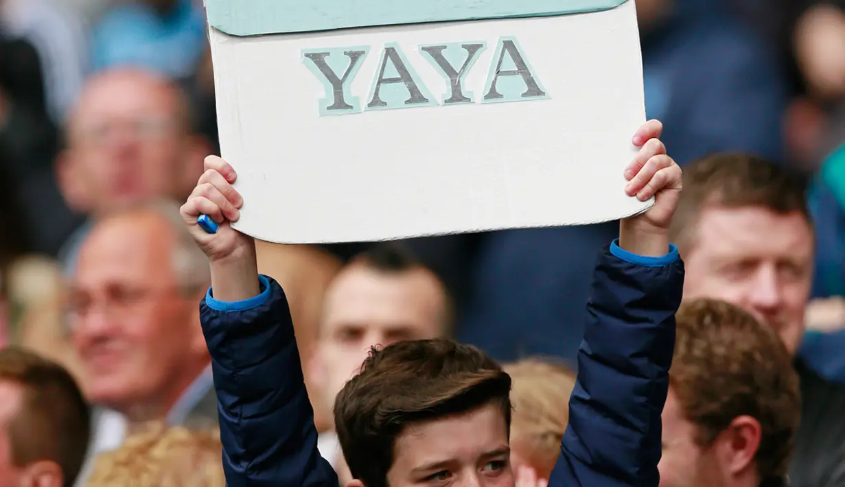 Salah satu suporter Manchester City membawa ucapan selamat ulang tahun buat Yaya Toure saat Laga Liga Premier Inggris di Etihad Stadium, Minggu (10/5/2015). Manchester City menang 6-0 atas QPR. (Reuters/Jason Cairnduff)