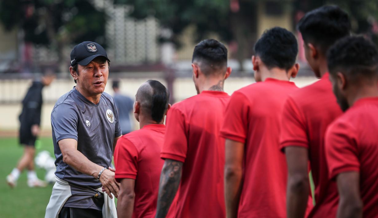 Pelatih Kepala Timnas Indonesia, Shin Tae-yong (kiri) bersalaman dengan pemainnya, Riko Simanjuntak saat latihan perdana Timnas Indonesia yang berlangsung di Stadion PTIK, Jakarta, Senin (20/03/2023) sore WIB. Skuad Garuda rencananya akan melakoni laga FIFA Match Day melawan Burundi pada 25 dan 28 Maret 2023 di Stadion Patriot Candrabhaga, Bekasi. (Bola.com/Bagaskara Lazuardi)