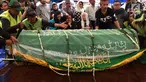 Keluarga dan kerabat saat prosesi pemakaman musikus Yockie Suryo Prayogo di TPU Karet Bivak, Jakarta, Senin (5/2). Mantan personel grup musik God Bless tersebut meninggal dalam usia 63 tahun. (Liputan6.com/Immanuel Antonius)