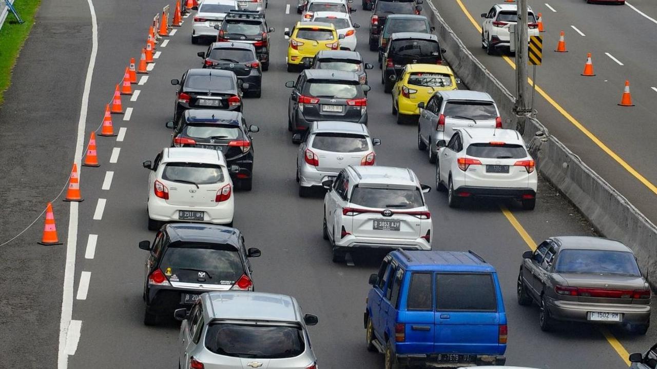 Dia mengatakan masyarakat yang menuju ke arah puncak diimbau untuk mengantisipasi potensi kepadatan lalu lintas di Simpang Megamendung.&nbsp;