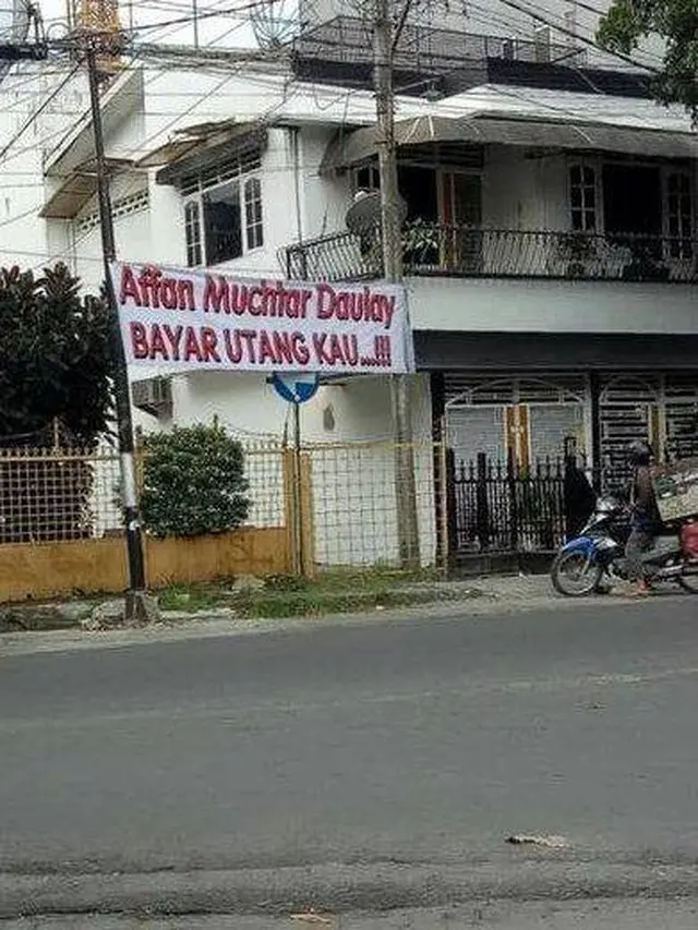 7 Potret Spanduk Nyeleneh di Komplek Perumahan Ini Absurd Banget
