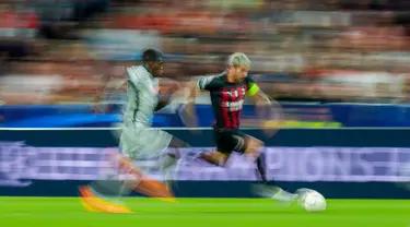 Pemain RB Salzburg Andreas Ulmer (kiri) berebut bola dengan pemain AC Milan Theo Hernandez pada pertandingan sepak bola Grup E Liga Champions di Stadion Salzburg, Salzburg, Austria, 6 September 2022. Pertandingan berakhir imbang 1-1. (AP Photo/Florian Schrotter)