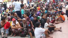 Sejumlah pengemis menunggu di selasar Vihara Dharma Bahkti, Petak Sembilan, Jakarta Barat, Sabtu (28/1). Mereka datang untuk meminta uang angpao dari warga Tionghoa yang berdoa menyambut pergantian tahun baru Imlek. (Liputan6.com/Imamnuel Antonius)