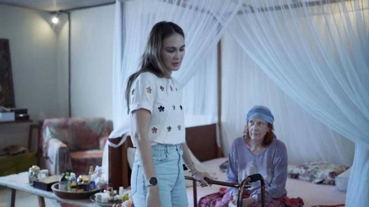 5 Potret Kamar Desa Maya Ibu Luna Maya, Sederhana & Tak Biasa Ada Tangga Menuju Lantai Atas - Kasur Pakai Kelambu