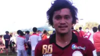 FOKUS - Rizky Pellu masih tetap fokus bermain sepak bola meski Kompetisi sepak bola nasional te;ah terhenti. (Bola.com/Ahmad Latando)