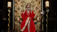 Taylor Swift dalam videoklip Look What You Made Me Do, seolah menyindir dirinya sendiri yang sempat dianggap ular berbisa (YouTube)