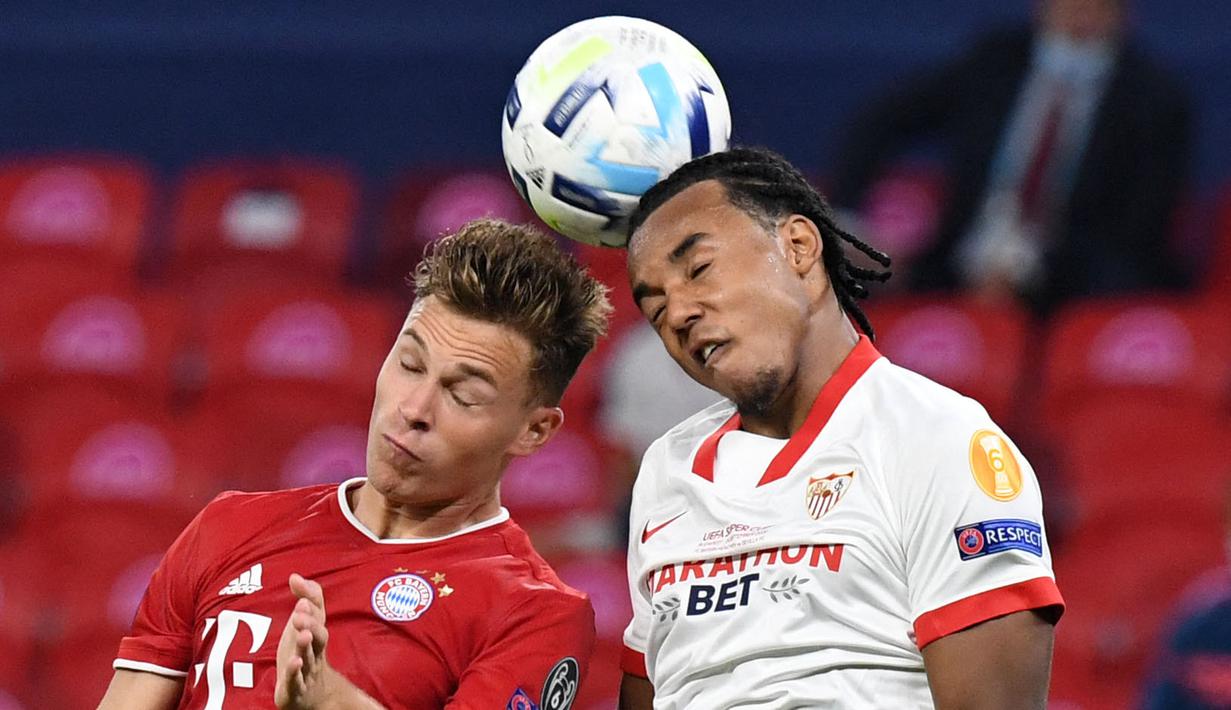 Jules Koundé (kanan) merupakan pemain Sevilla yang sedang naik daun akhir-akhir ini. Ia menjadi pemain incaran klub-klub top Eropa, salah satunya Chelsea. Di level timnas, ia berhasil mengoleksi 5 caps bersama Prancis di umurnya yang masih menginjak 23 tahun. (AFP/Tibor Illyes)