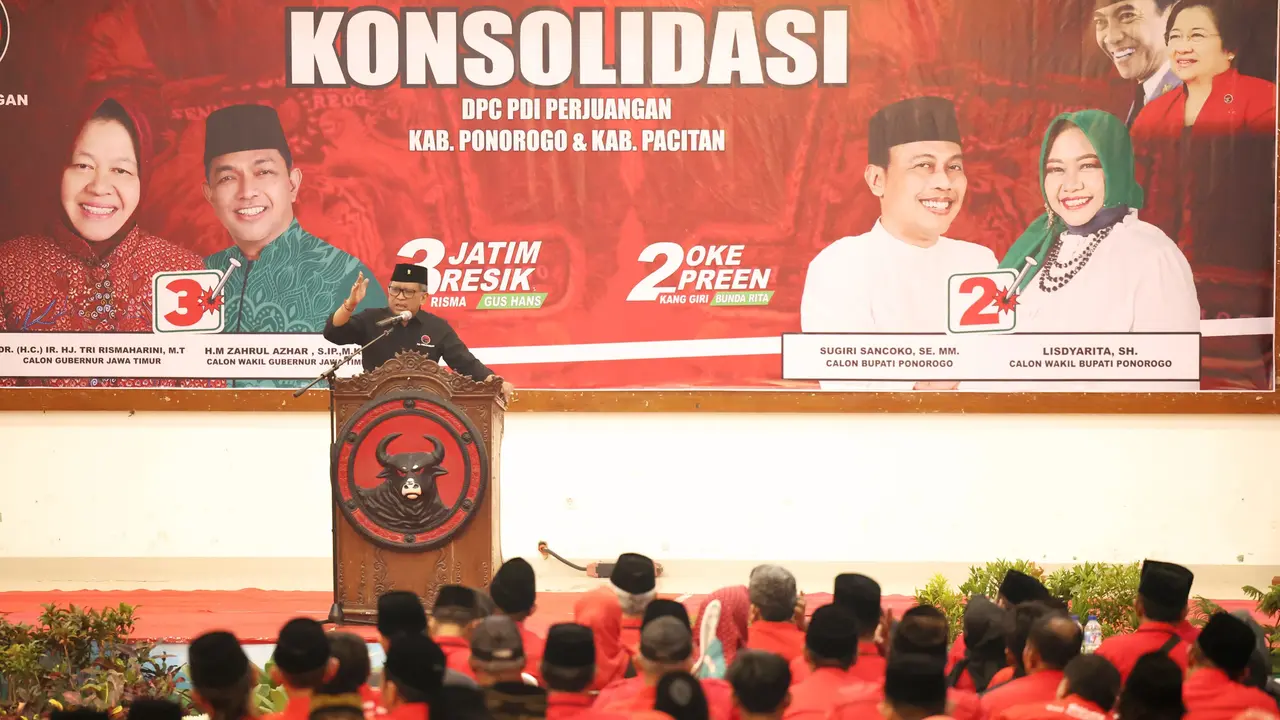 Sekretaris Jenderal DPP PDI Perjuangan (PDIP) Hasto Kristiyanto saat menghadiri konsolidasi pengurus partai di Ponorogo, Jawa Timur, Senin (28/10/2024) malam.
