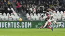 Penyerang Atalanta Duvan Zapata mencetak gol saat gelandang Juventus Manuel Locatelli mencoba menghentikannya pada laga pekan ke-14 Liga Italia di Allianz stadium, Minggu (28/11/2021) dini hari WIB. Juventus kalah 0-1 di kandang sendiri kala menjamu Atalanta. (Fabio Ferrari/LaPresse via AP)
