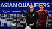 Penyerang Timnas China, Zhang Yuning dalam konferensi pers di Stadion Utama Gelora Bung Karno, Jakarta, Rabu (4/6/2025) malam WIB. (Bola.com/Bagaskara Lazuardi)