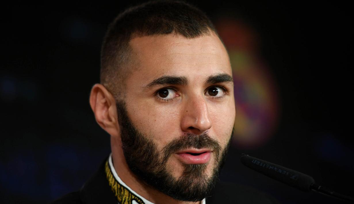Striker Real Madrid, Karim Benzema, saat jumpa pers di Santiago Barnabeu, Madrid, Kamis, (22/9/2017). Karim Benzema resmi memperpanjang masa bakti bersama Los Blancos hingga Juni 2021. (AFP/Gabriel Bouys)