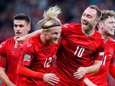 Pemain Denmark Kasper Dolberg (kedua kiri) merayakan gol ke gawang Prancis dengan rekan setimnya Christian Eriksen (tengah kanan), Joachim Maehle, dan Andreas Skov Olsen (kanan) pada pertandingan sepak bola UEFA Nations League di Parken Stadium, Kopenhagen, Denmark, 25 September 2022. Denmark mengalahkan Prancis dengan skor 2-0. (Liselotte Sabroe/Ritzau Scanpix via AP)