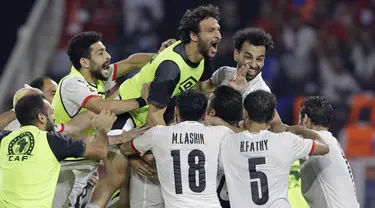 Pemain tim Mesir merayakan setelah adu penalti melawan Kamerun pada laga semifinal Piala Afrika 2021 di Paul Biya Stadium, Jumat (4/2/2022) dini hari WIB. Mesir sukses mengalahkan Kamerun 3-1 via drama adu penalti. (AP Photo/Themba Hadebe)