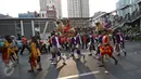 Para peserta pawai saat melewai ruas jalan Hayam Wuruk, Jakarta Barat, Minggu (18/10/2015).  Tujuan dari acara ini adalah untuk melestarikan budaya yang ada di Indonesia termasuk Tionghoa. (Liputan6.com/Immanuel Antonius)