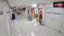 Hanya terlihat satu-dua pedagang yang sudah mulai membuka tokonya di H+2 pasca Idul Fitri 1435 H, (30/7/2014). (Liputan6.com/Faizal Fanani)  